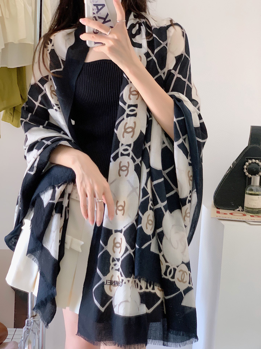 NO:728287,The most classic camellia series of the fragrance family, it is so classic that every woman must store it in her wardrobe. It meets your daily needs and has a comfortable touch that makes you reluctant to take it off. Hurry up and get a pair to appreciate it carefully. [呲呲] Classics can never replace the replenishment orders from the export counters in Europe. This style has received replenishment orders from the counters for five consecutive years. It is the king of classics.  , I feel that the style does not require much text introduction, just look at the picture. I won’t go into details about the two colors of celebrity models in domestic counters. White and black and white are the more beautiful colors of Xiaoxiang. Good products are limited. I have not received many final orders. Please pay attention to buy them as soon as possible. As for the quality of the scarf, I won’t introduce it much. Everyone who buys from me knows it well. I still say that the quality of the scarf is not as good as others. The scarf is given to you for free. I only sell scarves with the best original single loop and 100% cashmere.  Specification 110*200 high version scarf, high version scarf, chanel19860909香家最最经典的山茶花系列,经典到每个女人的衣柜都要收纳的一条 满足你的日常所需,舒适的触感,让你舍不得脱卸,快快入手一条细细品鉴[呲牙]经典永远不可替代出口欧洲专柜的补单,这个款式已经连续五年接到专柜补单了,经典之王 ,款式我感觉不需要多少的文字介绍,看图就可以了明星款国内专柜两色就不多说了,白色,黑白都是小香比较好看的颜色好货限量我拿到的尾单也不是很多,大家注意,要抓紧入手至于围巾的质量,也不多介绍了,在我这里拿货的各位都心知肚明,我还是那句话,围巾质量不如别人的,围巾白送你我只卖原单圈质量最好的围巾百分百羊绒 规格110*200高版本围巾,高版本围巾,chanel,scarf