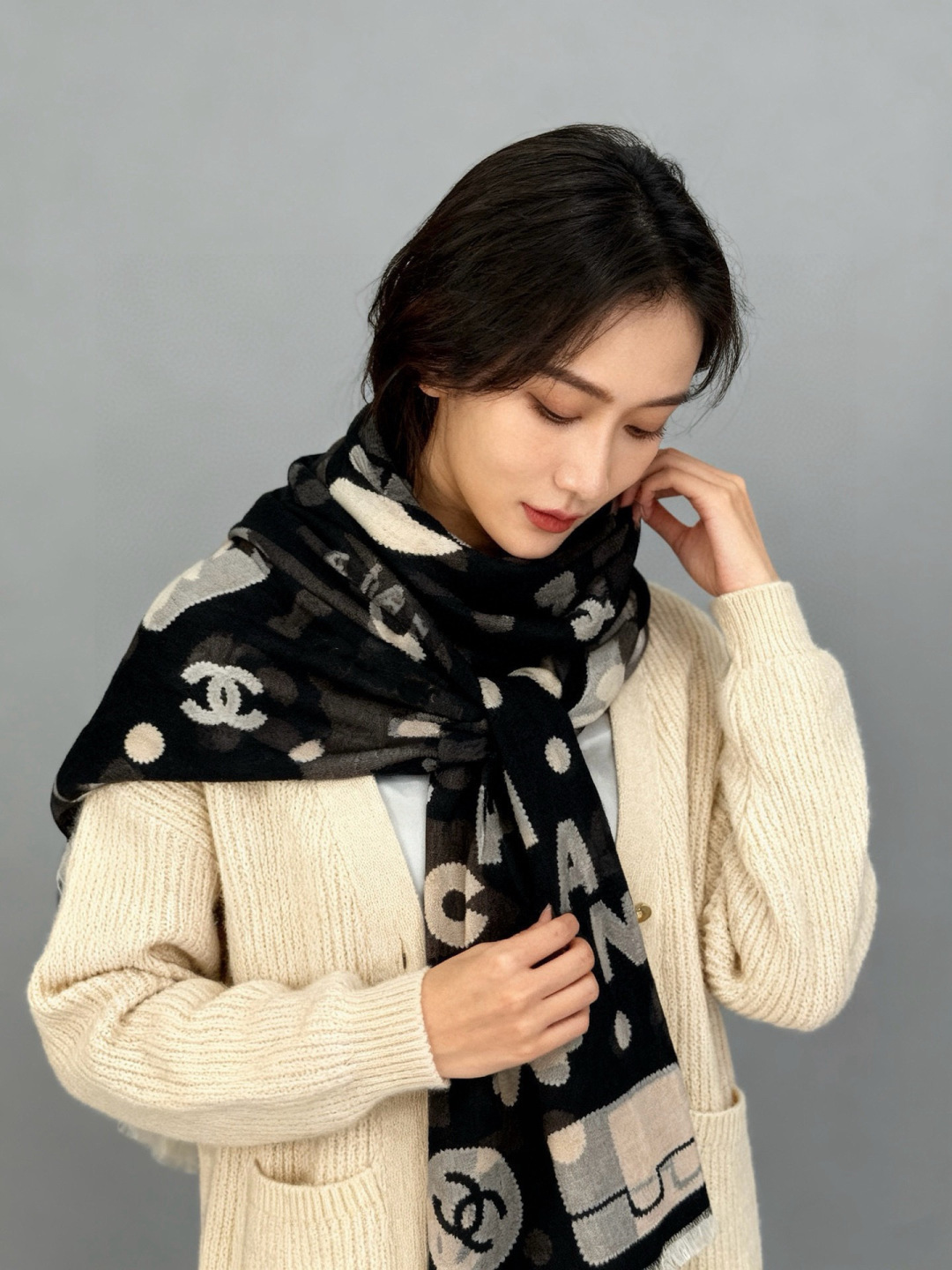 NO:727974,Highly recommended!  !  !  High-end, comfortable and fashionable, just buy it if you trust me!  This feminine scarf from Chanel touches your heart, with its inimitable color and temperament!  !  !  The scarf will also have a very beautiful special ripple texture under the light and shadow!  Most factories cannot make such a model. It is a leader in cashmere and a product that successful people pursue. I give it full marks for the color!  !  !  It has a unique fairy spirit, feminine temperament, elegant color, but not too enchanting!  Size specification 100*200cm cashmere scarf high version scarf, high version scarf, chanel19860909重点推荐！！！高级舒适时髦气质,相信我的就收吧！香奈儿这款触动内心的柔美围巾,无法模仿的颜色和气质！！！围巾光影下还会有非常漂亮的特殊波纹肌理！一般工厂做不出这样的款,属于羊绒中的佼佼者,成功人士追求的品,颜色我给满分！！！有点独有的仙气,女性气质,颜色淡雅,不过分妖娆！尺寸规格100*200cm羊绒围巾高版本围巾,高版本围巾,chanel,scarf