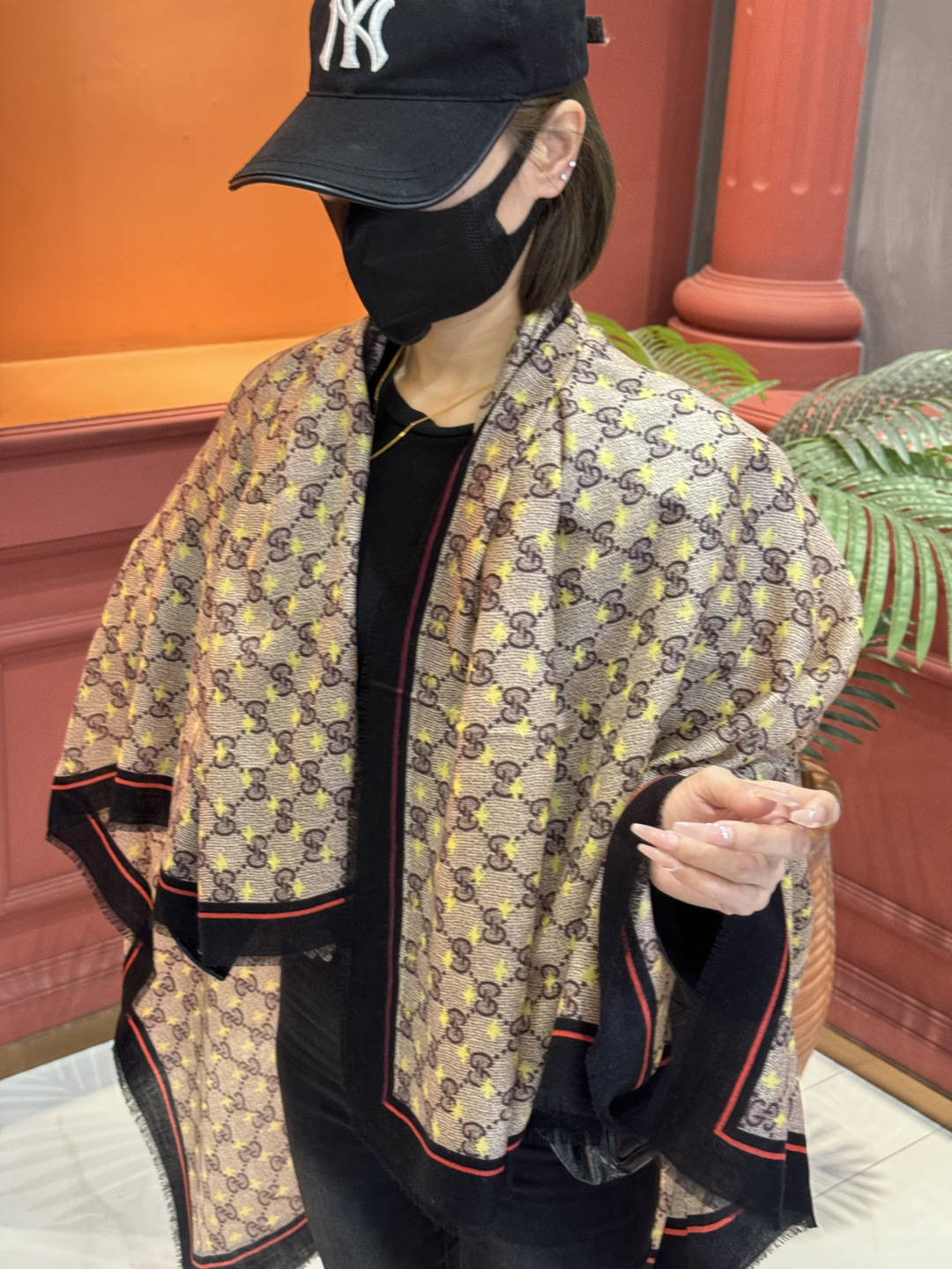 NO:728150,GUCCI new style!  Printing technology, sparse layered design, exquisite and truly special, the upper body is simply beautiful, exuding elegance even if you wear it without saying anything] Compared with printing and dyeing, it has a unique rough and elegant beauty, very aura, big-name aura and a little pure beauty 140*140cm All cashmere high version scarf, high version scarf, gucci19860909GUCCI新款！ 印花工艺 稀疏层次设计 配以精美 真心特别 上身简直了 围着不说话都散发着优雅气质】相对于印染,有着独特的粗狂大雅美,很有气场大牌气场又带点纯美140*140cm 全羊绒高版本围巾,高版本围巾,gucci,scarf