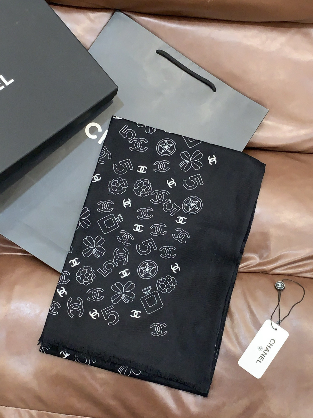 💟CHANEL香奈儿经典元素设计优雅大方，绕在颈间超级完美💋💋简直人间的尤物😍 专柜品质[玫瑰]长巾10