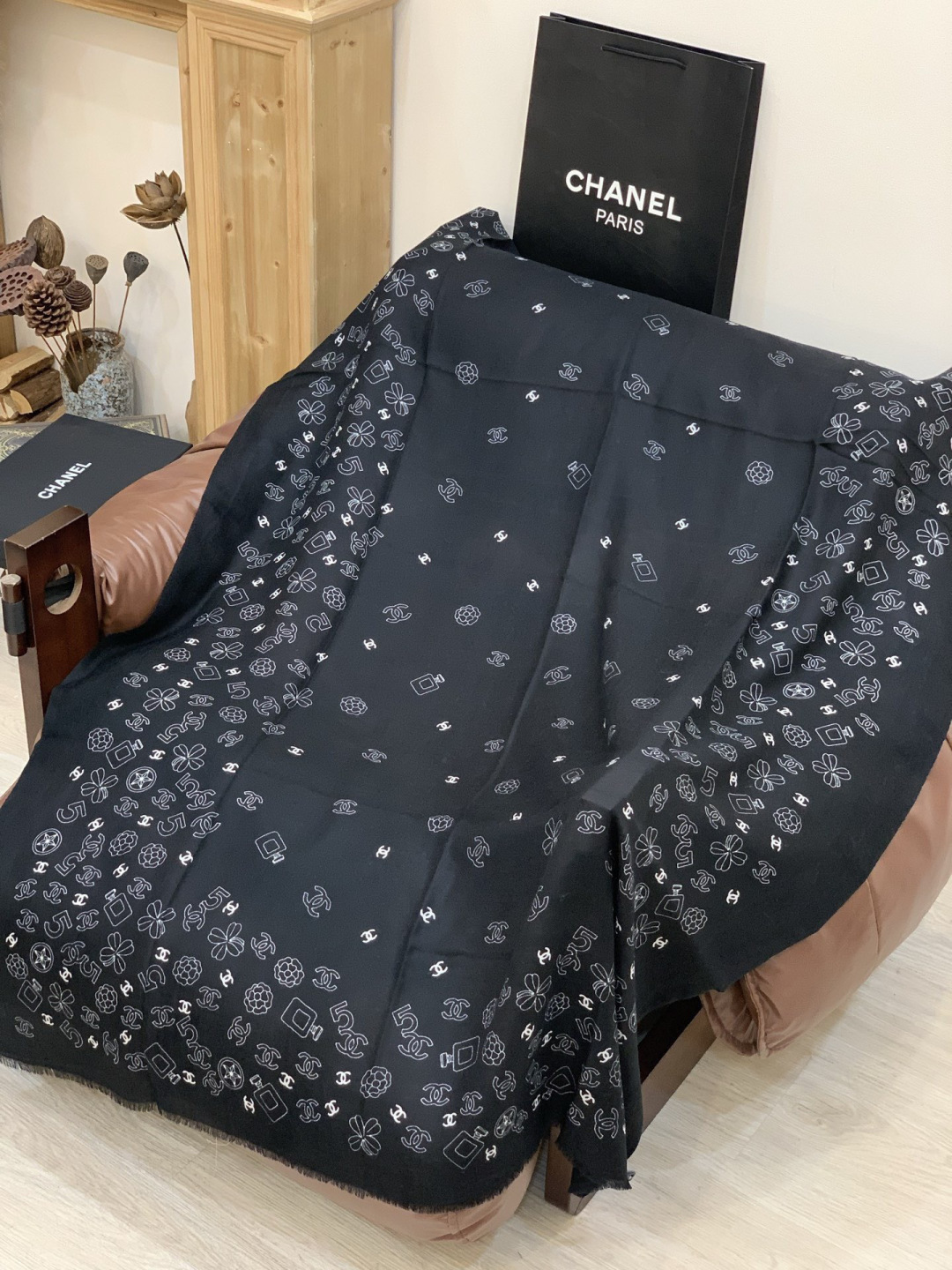 💟CHANEL香奈儿经典元素设计优雅大方，绕在颈间超级完美💋💋简直人间的尤物😍 专柜品质[玫瑰]长巾10