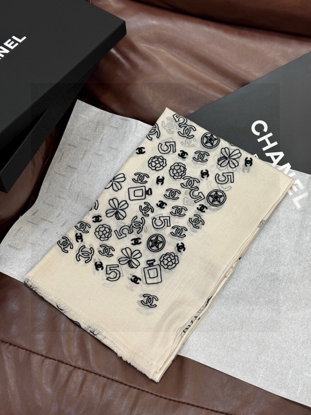 💟CHANEL香奈儿经典元素设计优雅大方，绕在颈间超级完美💋💋简直人间的尤物😍 专柜品质[玫瑰]长巾10