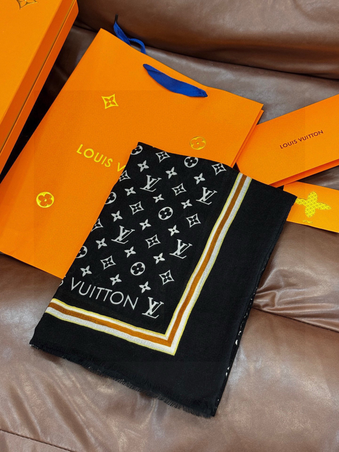 又时髦又百搭！LV新款老花长巾】提升气质和品味的好单品！！四季必备！！真的无敌实用！！Lv难得的羊绒长巾