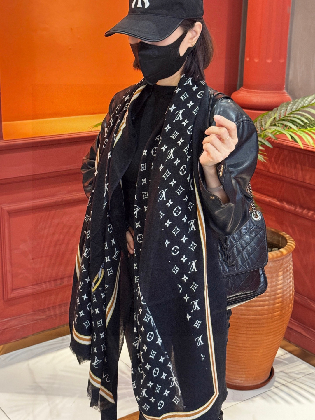 NO:727988,Fashionable and versatile!  LV’s new presbyopic scarf] A great item to enhance your temperament and taste!  !  A must-have for all seasons!  !  Really invincible and practical!  !  A rare cashmere scarf!  !  The fabric feels really good. After a simple try, you will know that it is what you want. It is easy to control, very fashionable and easy to match. It is very good-looking and has a tone. It can be matched with any top in autumn and winter, including T-shirts, shirts, down, vests, and windbreakers!  !  !  With it as a foil, your taste and temperament come out immediately. It is really a super practical scarf that doesn't care about your age or temperament at all!  Size specification 100*200cm cashmere long scarf high version scarf, high version scarf, louis vuitton, shirts, tees, t-shirt, down jacket19860909又时髦又百搭！LV新款老花长巾】提升气质和品味的好单品！！四季必备！！真的无敌实用！！Lv难得的羊绒长巾,！！面料手感真的很好,简单一试,就知道是自己想要的,轻松驾驭非常时髦好搭,特别好看,有调调,秋冬天跟什么上衣都能搭,T恤,衬衫,羽绒,马甲,风衣都能搭！！！有它的衬托,品味和气质立马就出来了,真的是超级实用的一款围巾,完全不挑年龄气质！尺寸规格100*200cm羊绒长巾高版本围巾,高版本围巾,louis vuitton,shirts,tees，t-shirt,down jacket,scarf