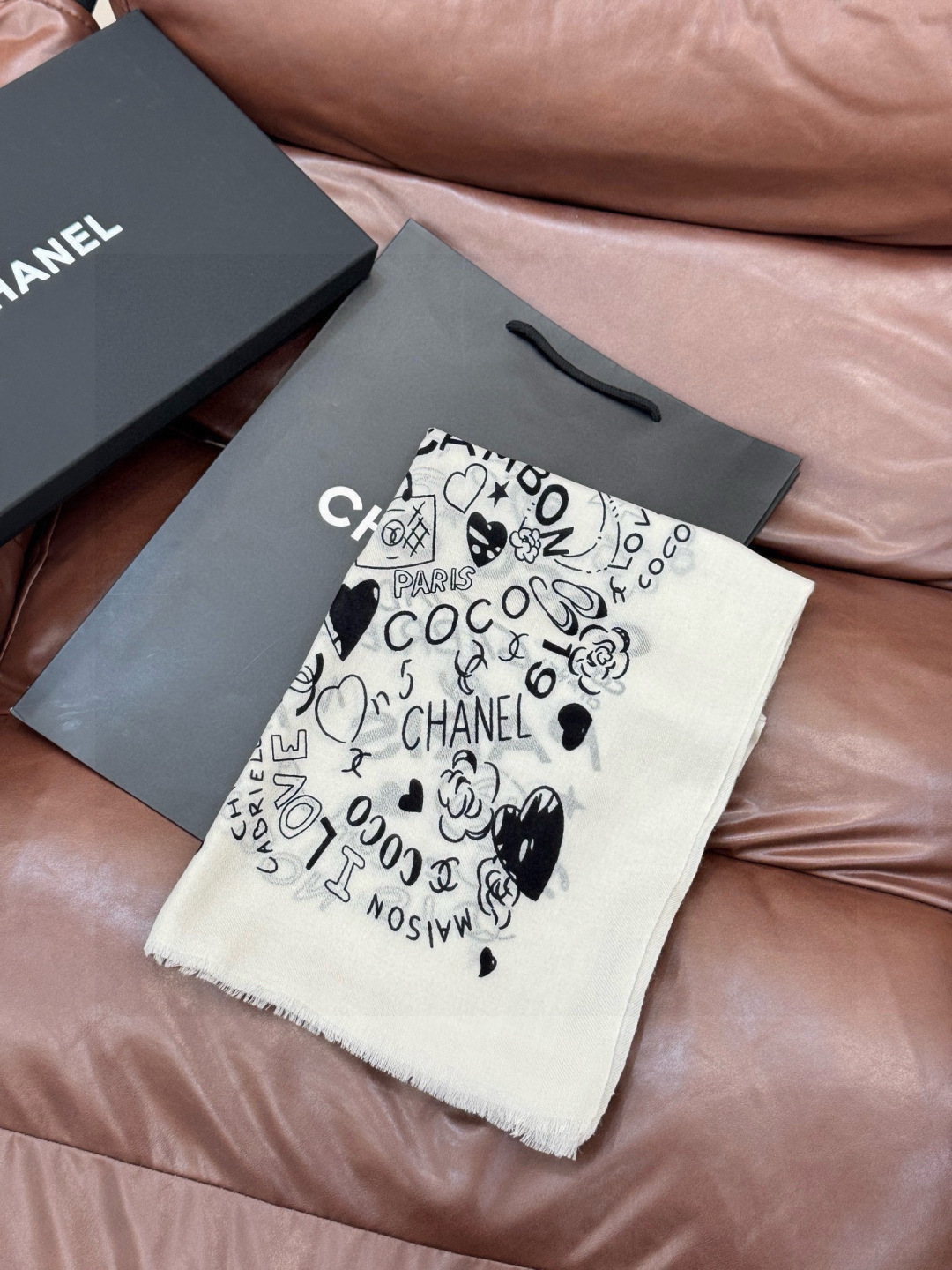 💟新款 💟CHANEL香奈儿经典元素设计优雅大方，绕在颈间超级完美💋💋简直人间的尤物😍 专柜品质[玫瑰]