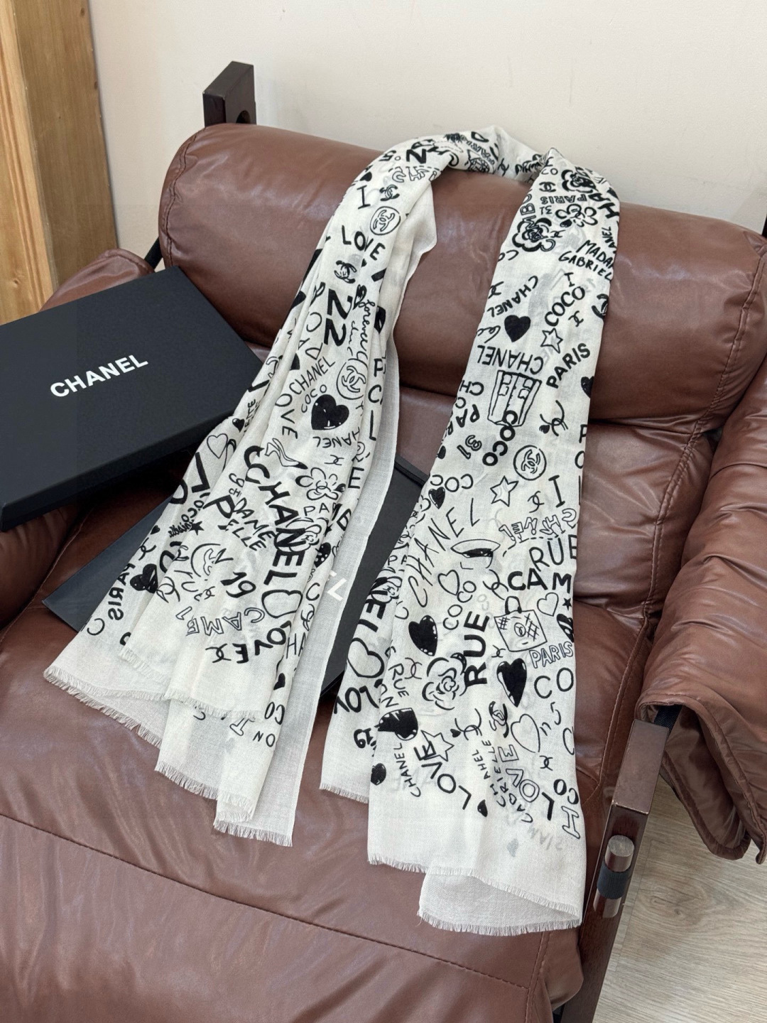 💟新款 💟CHANEL香奈儿经典元素设计优雅大方，绕在颈间超级完美💋💋简直人间的尤物😍 专柜品质[玫瑰]