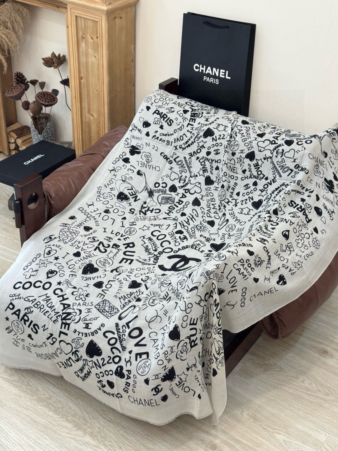 💟新款 💟CHANEL香奈儿经典元素设计优雅大方，绕在颈间超级完美💋💋简直人间的尤物😍 专柜品质[玫瑰]