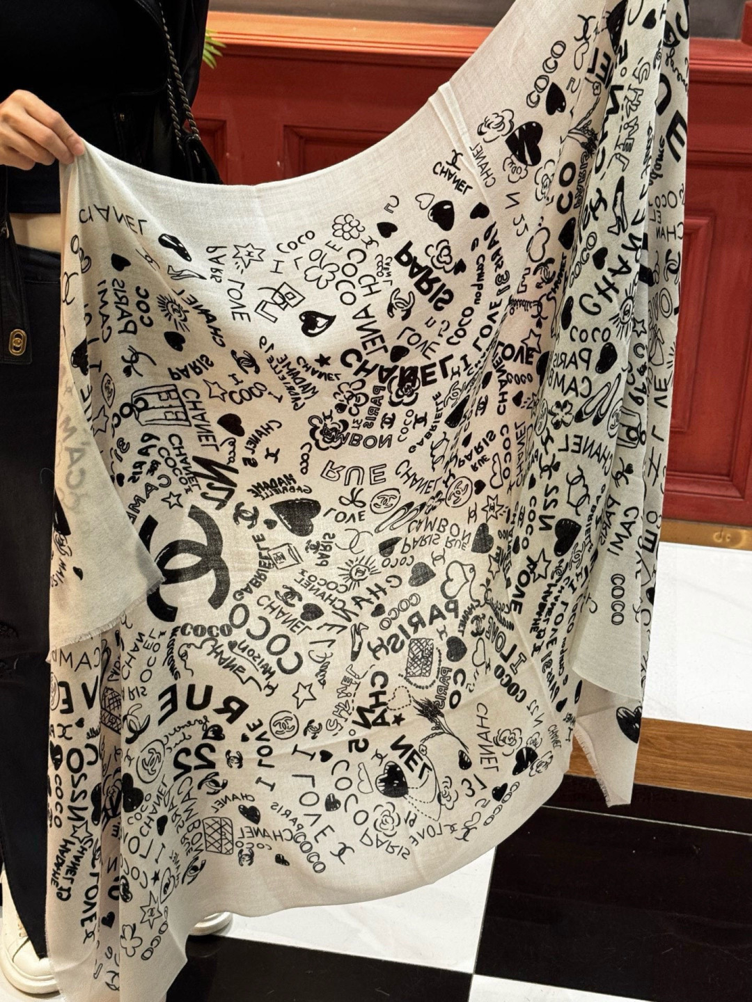 💟新款 💟CHANEL香奈儿经典元素设计优雅大方，绕在颈间超级完美💋💋简直人间的尤物😍 专柜品质[玫瑰]