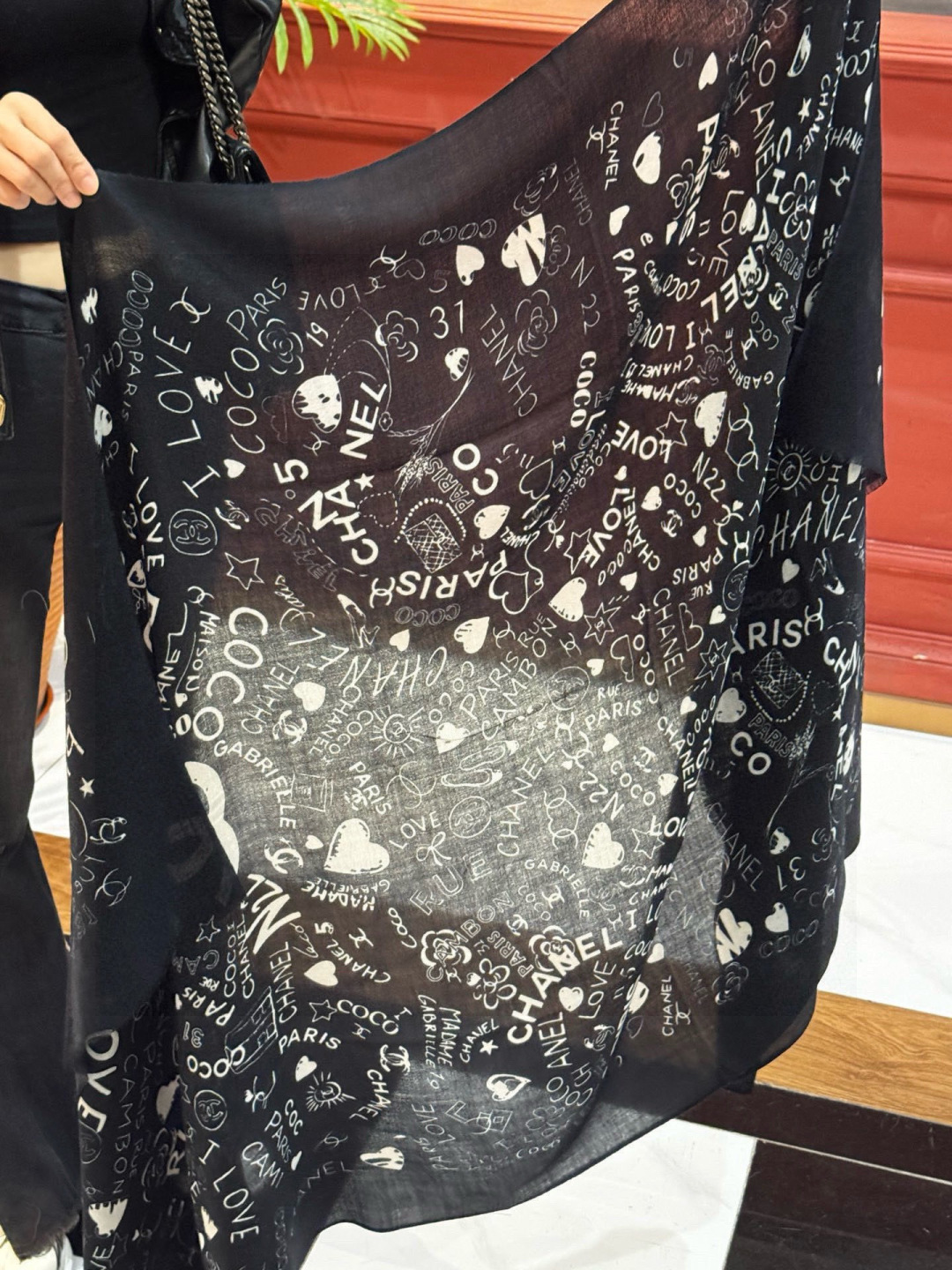 💟新款 💟CHANEL香奈儿经典元素设计优雅大方，绕在颈间超级完美💋💋简直人间的尤物😍 专柜品质[玫瑰]