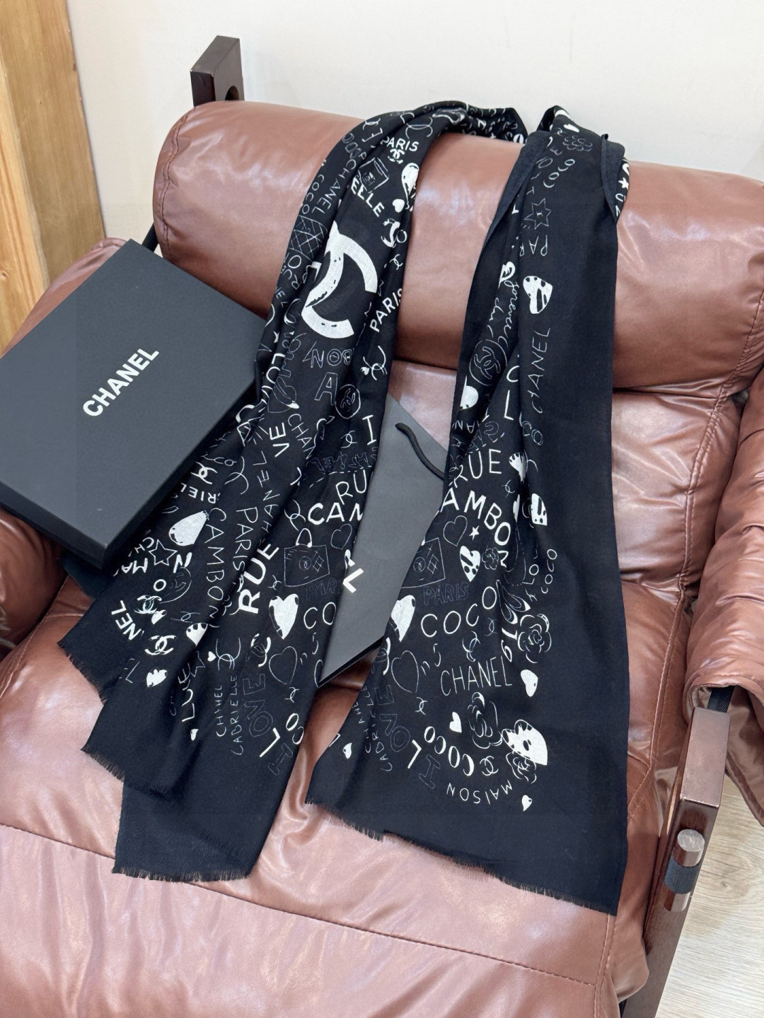 💟新款 💟CHANEL香奈儿经典元素设计优雅大方，绕在颈间超级完美💋💋简直人间的尤物😍 专柜品质[玫瑰]