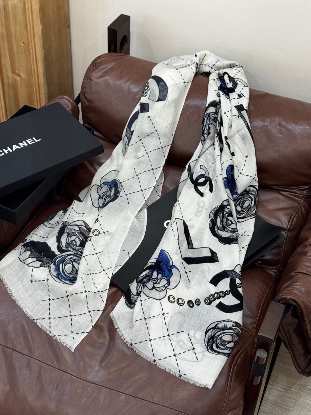 💄💋新款💖羊绒面料长巾 😘美翻了[流泪]【彩色山茶花长巾】御用殿堂级极‼️新款专柜在售 纯羊绒银线独特设