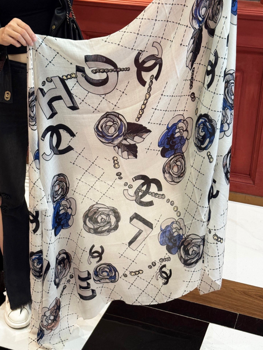 💄💋新款💖羊绒面料长巾 😘美翻了[流泪]【彩色山茶花长巾】御用殿堂级极‼️新款专柜在售 纯羊绒银线独特设