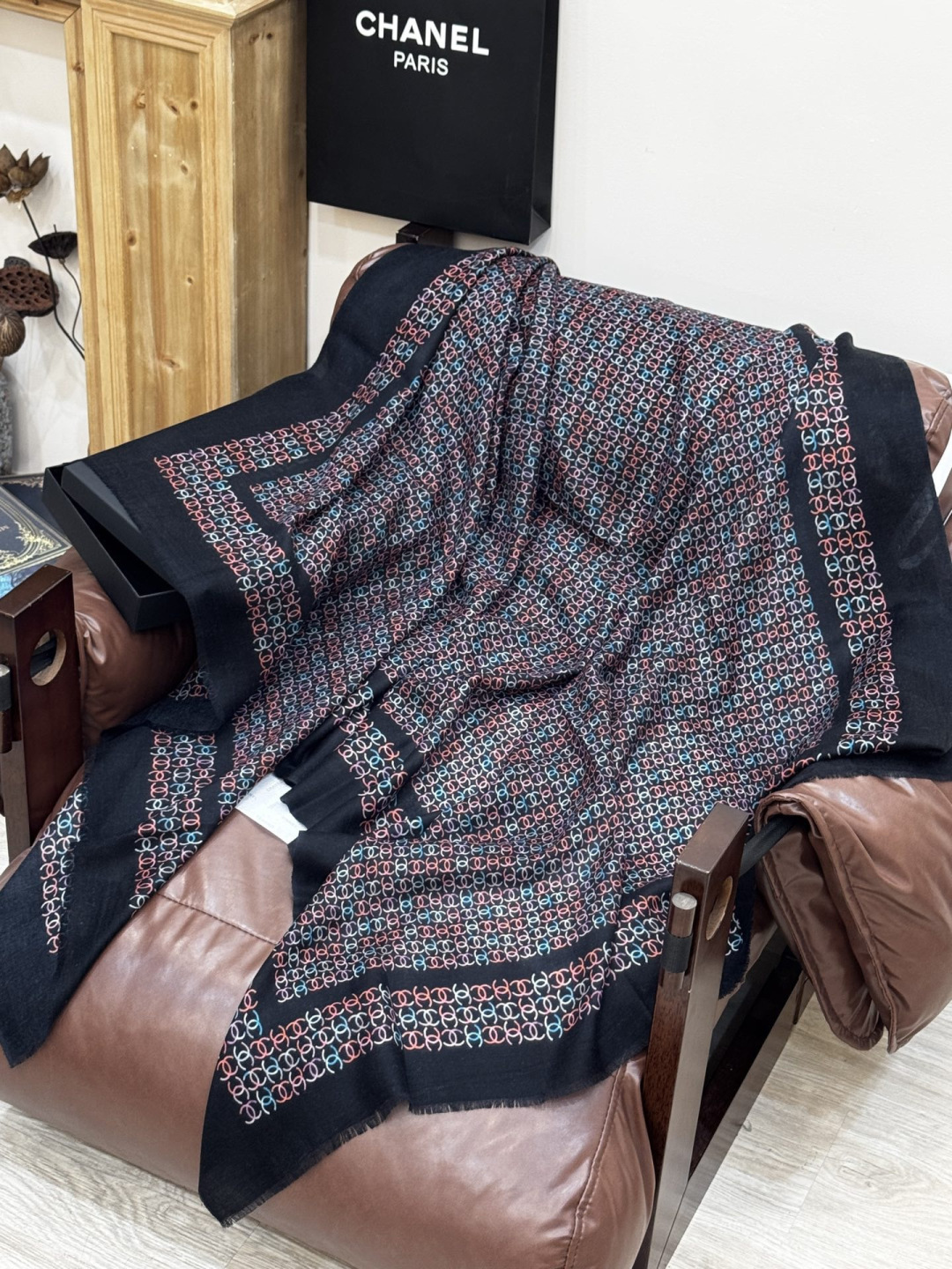 💟新款 💟CHANEL香奈儿经典元素设计优雅大方，绕在颈间超级完美💋💋简直人间的尤物😍 专柜品质[玫瑰]