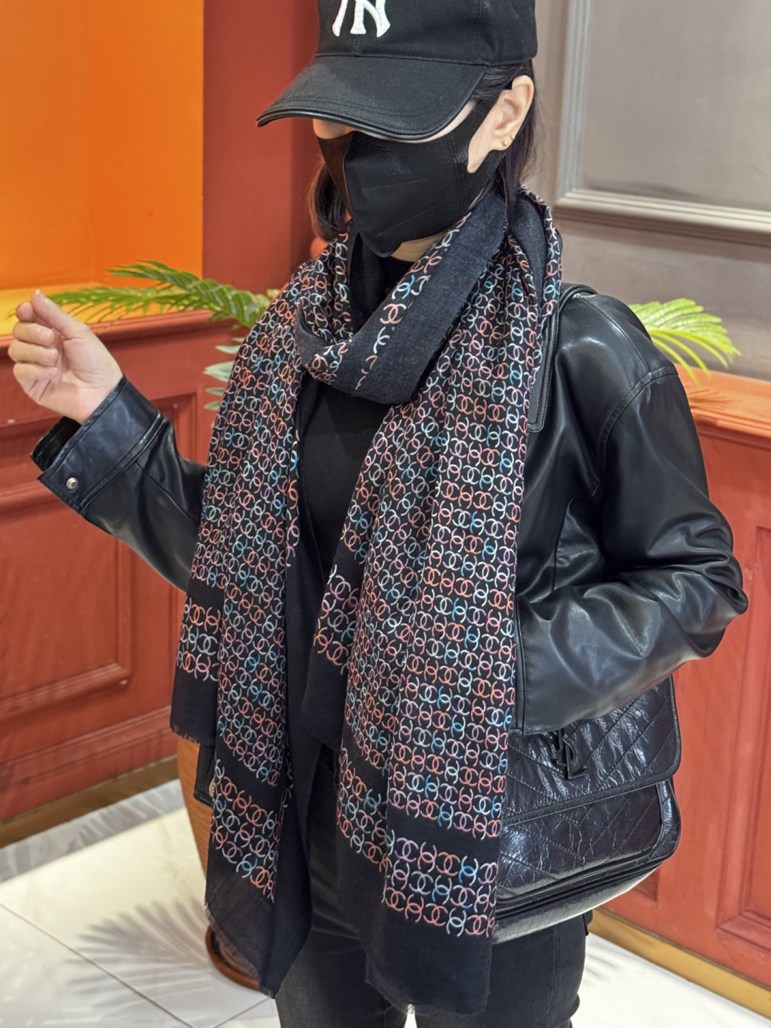 💟新款 💟CHANEL香奈儿经典元素设计优雅大方，绕在颈间超级完美💋💋简直人间的尤物😍 专柜品质[玫瑰]