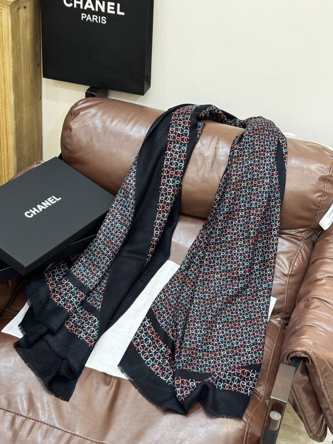 💟新款 💟CHANEL香奈儿经典元素设计优雅大方，绕在颈间超级完美💋💋简直人间的尤物😍 专柜品质[玫瑰]