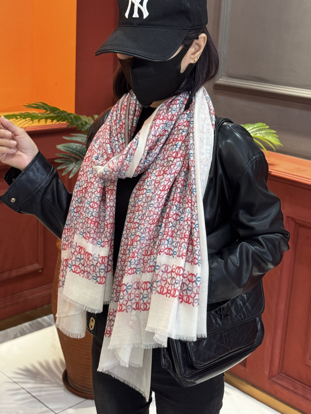 💟新款 💟CHANEL香奈儿经典元素设计优雅大方，绕在颈间超级完美💋💋简直人间的尤物😍 专柜品质[玫瑰]