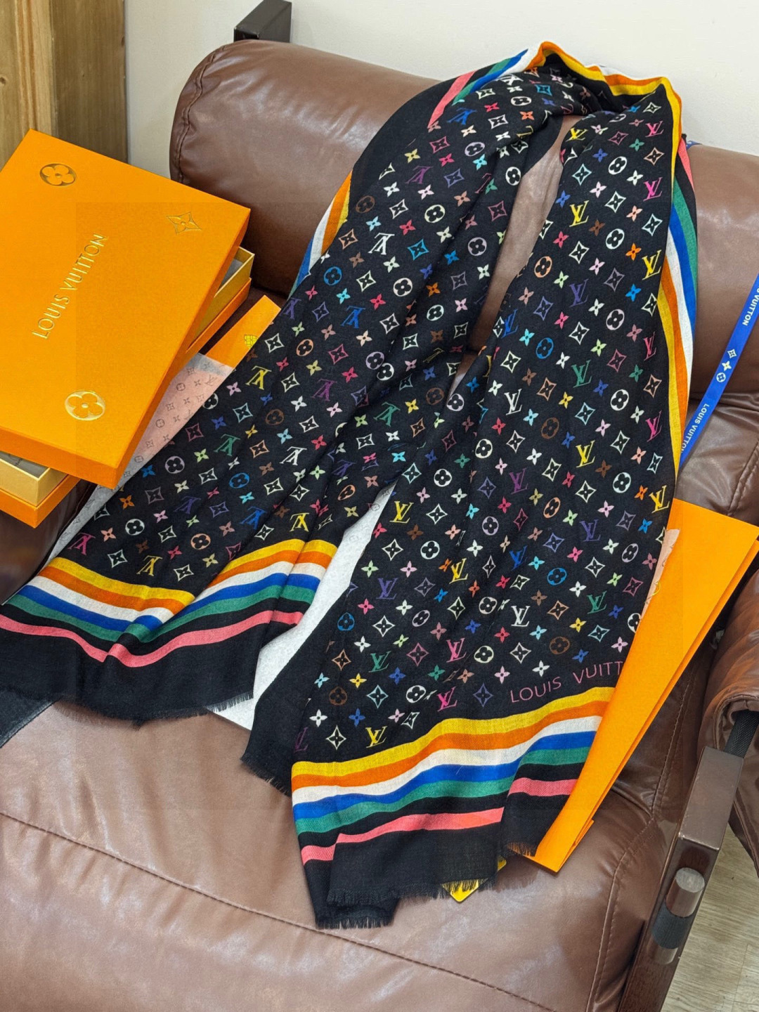 💟Iv最火的村上隆三彩羊绒长巾出货了！也可做装裱画，绝美无比，尽显时尚高端大气奢华风格！年度最佳爆款 ！