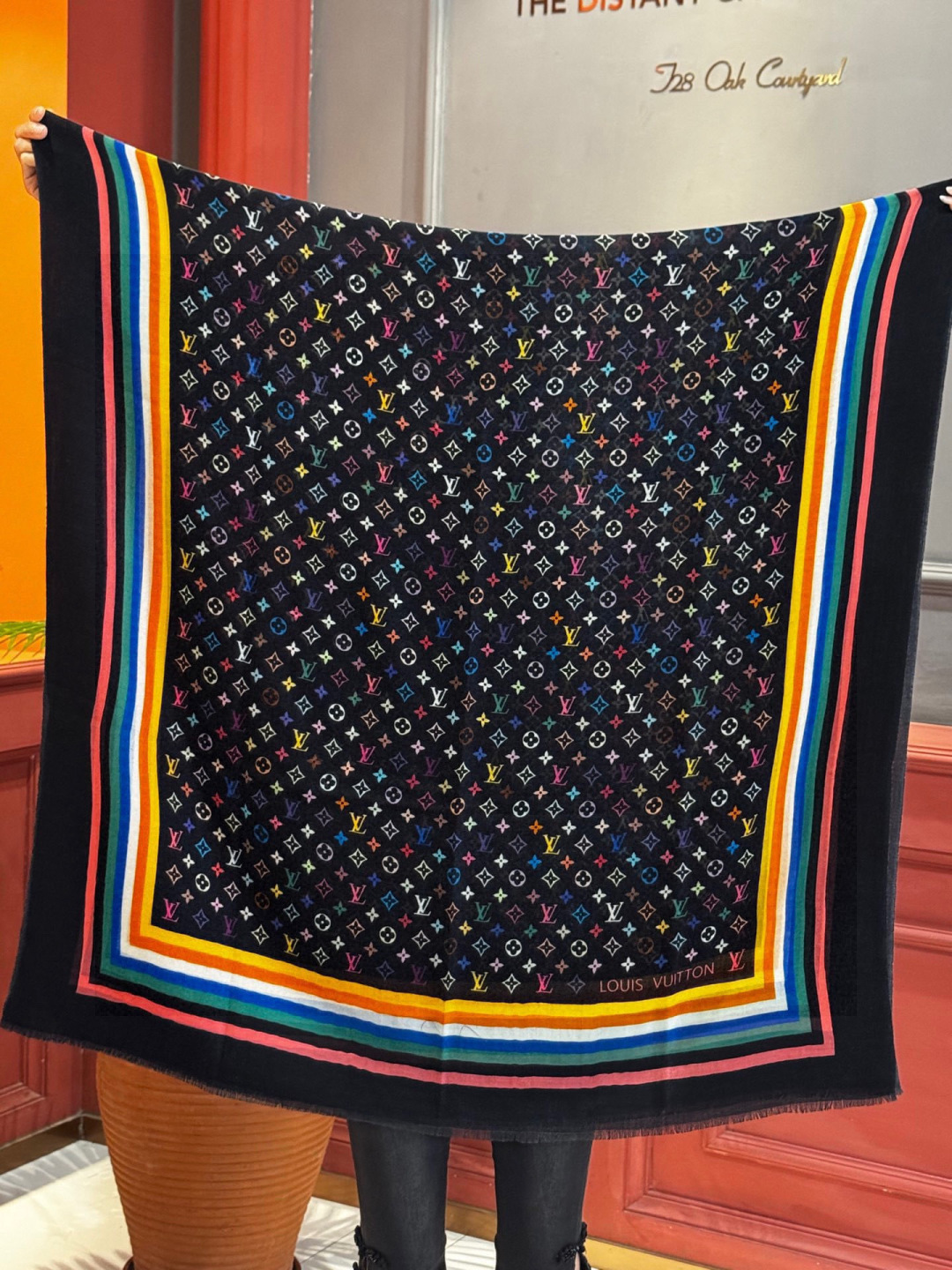 💟Iv最火的村上隆三彩羊绒长巾出货了！也可做装裱画，绝美无比，尽显时尚高端大气奢华风格！年度最佳爆款 ！