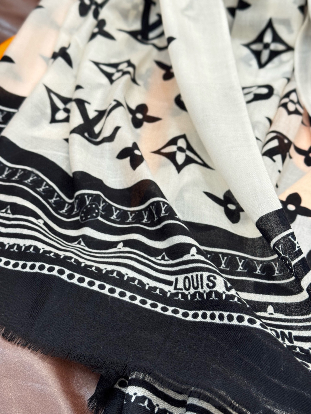 又时髦又百搭！LV新款老花长巾】提升气质和品味的好单品！！四季必备！！真的无敌实用！！Lv难得的羊绒长巾