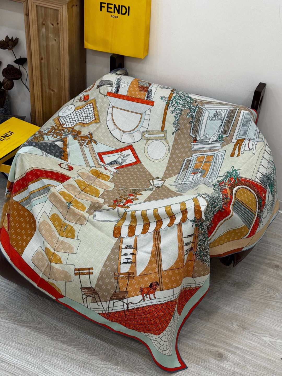 Fendi方形围巾 丝绒材质。采用定制的“Walking around Rome”图案，灵感源自罗马的历