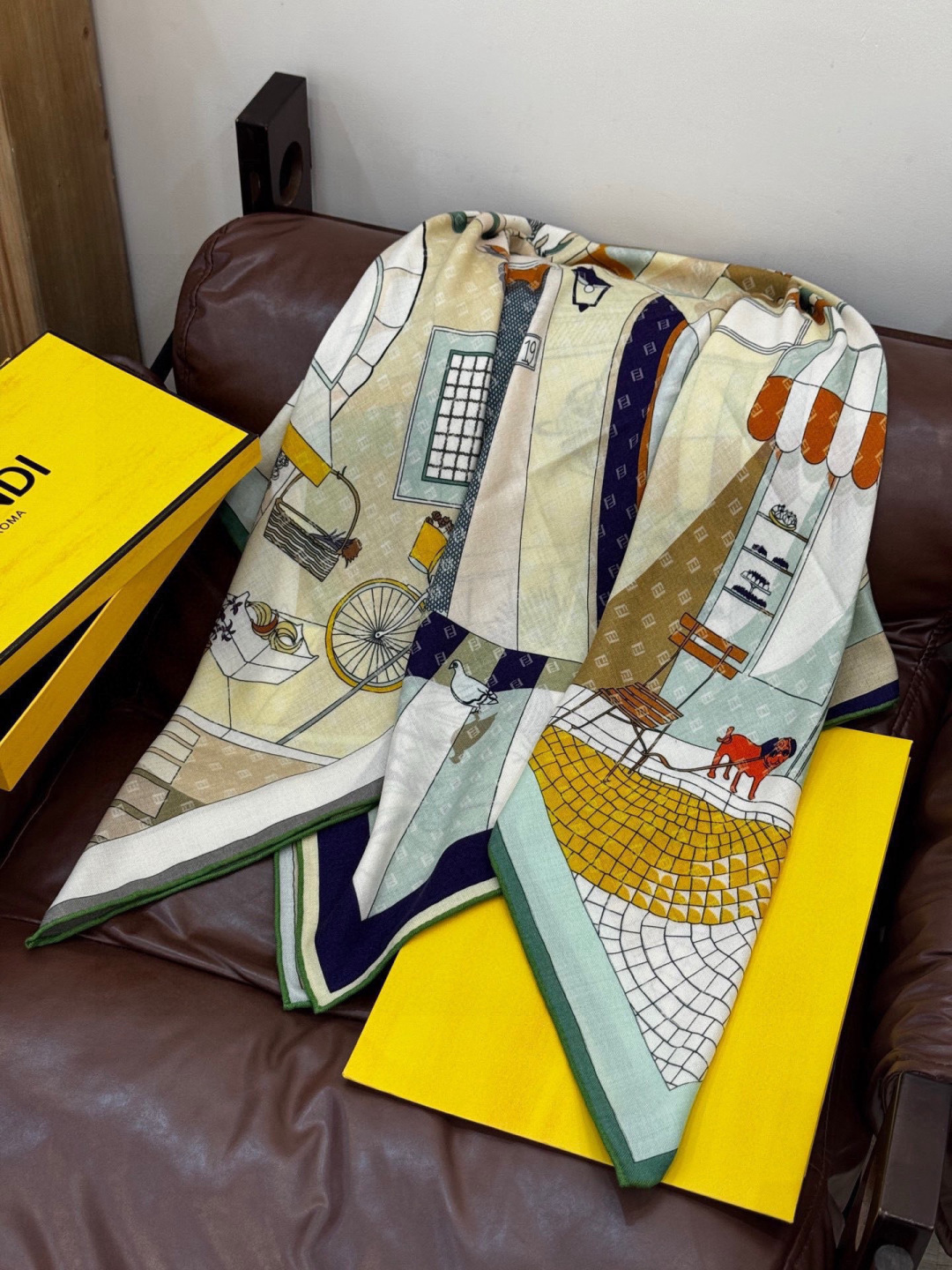 Fendi方形围巾 丝绒材质。采用定制的“Walking around Rome”图案，灵感源自罗马的历