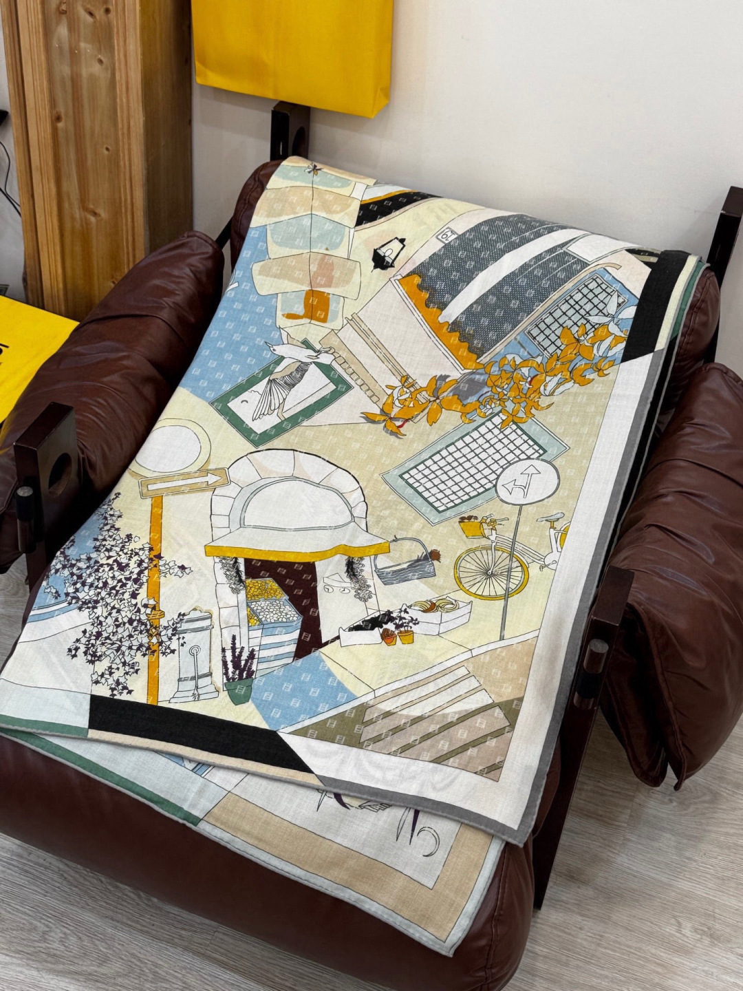 Fendi方形围巾 丝绒材质。采用定制的“Walking around Rome”图案，灵感源自罗马的历