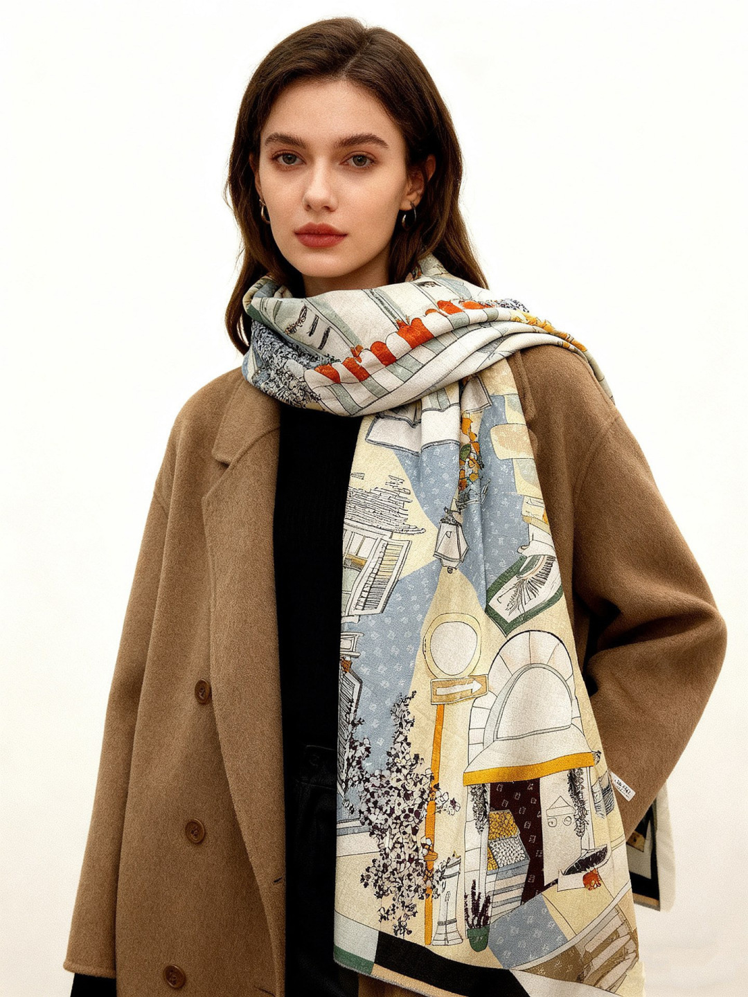 Fendi方形围巾 丝绒材质。采用定制的“Walking around Rome”图案，灵感源自罗马的历