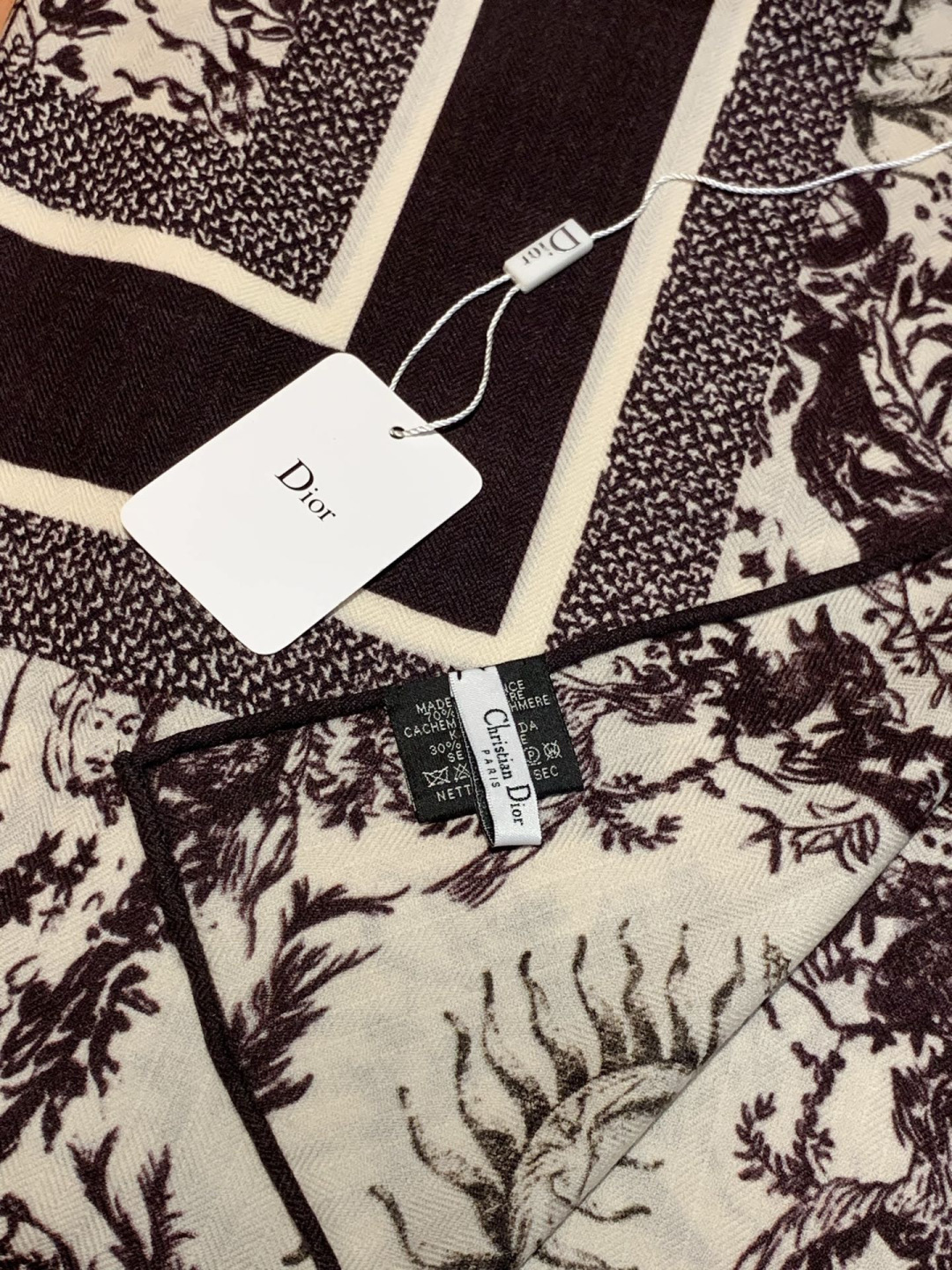 Fendi方形围巾 丝绒材质。采用定制的“Walking around Rome”图案，灵感源自罗马的历