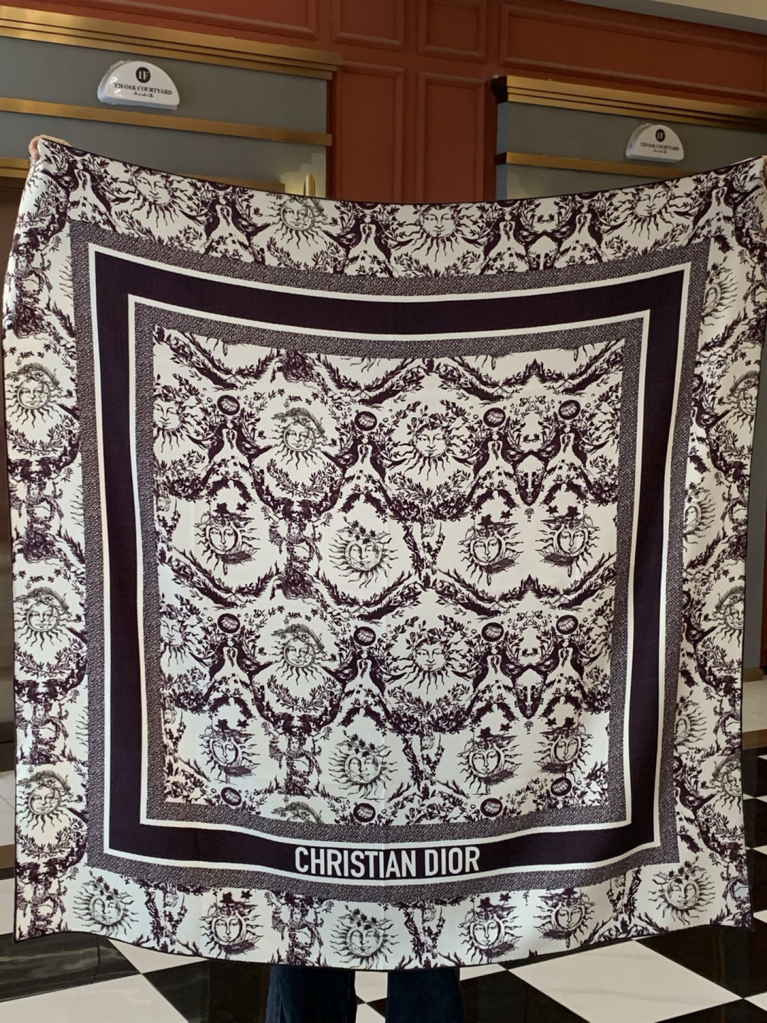 Fendi方形围巾 丝绒材质。采用定制的“Walking around Rome”图案，灵感源自罗马的历