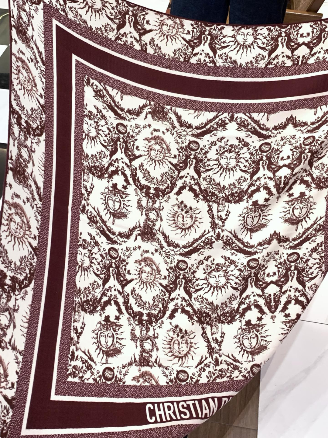 Fendi方形围巾 丝绒材质。采用定制的“Walking around Rome”图案，灵感源自罗马的历