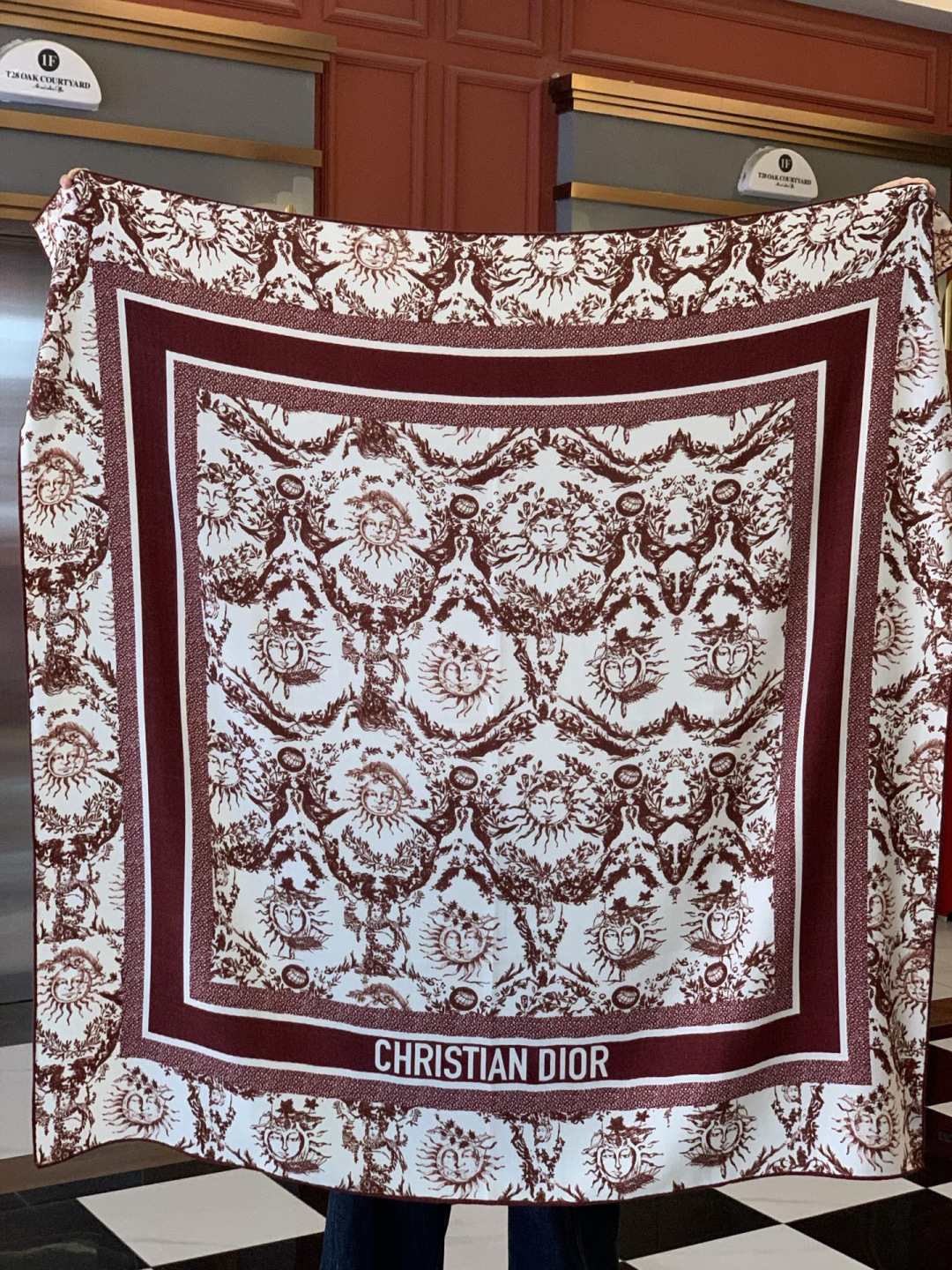 Fendi方形围巾 丝绒材质。采用定制的“Walking around Rome”图案，灵感源自罗马的历