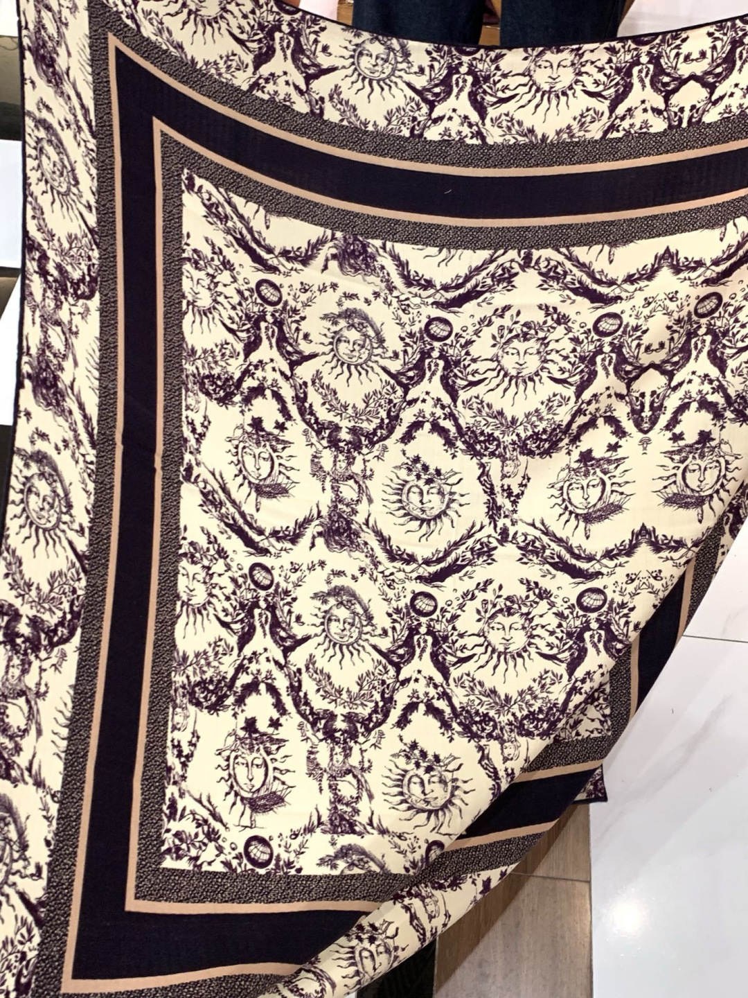 Fendi方形围巾 丝绒材质。采用定制的“Walking around Rome”图案，灵感源自罗马的历