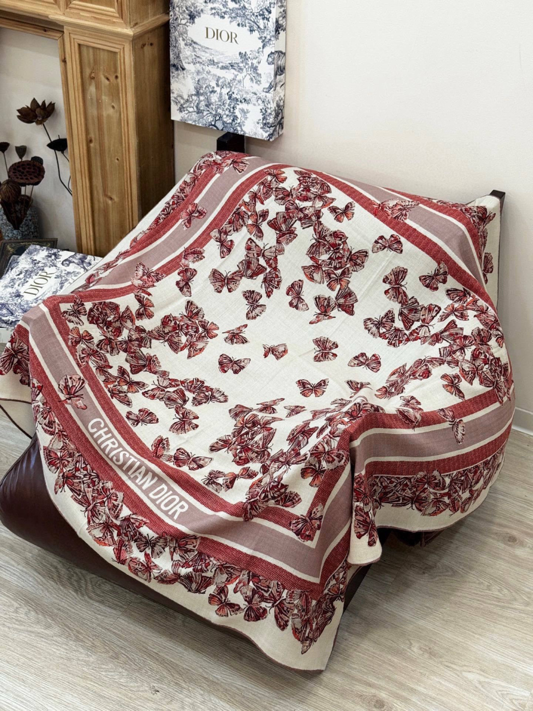 Dior 印花披肩【140顶级丝绒双面同色】Dior Camo PaPillon 图案这款披肩饰以 Di