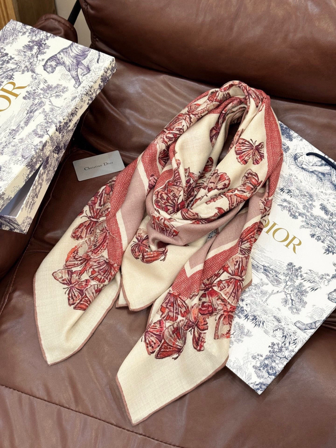 Dior 印花披肩【140顶级丝绒双面同色】Dior Camo PaPillon 图案这款披肩饰以 Di