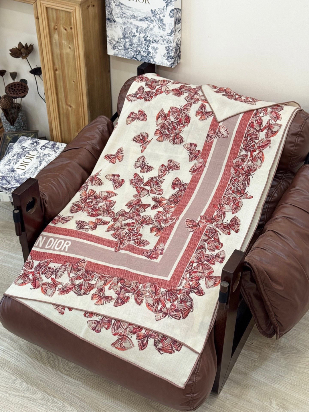 Dior 印花披肩【140顶级丝绒双面同色】Dior Camo PaPillon 图案这款披肩饰以 Di