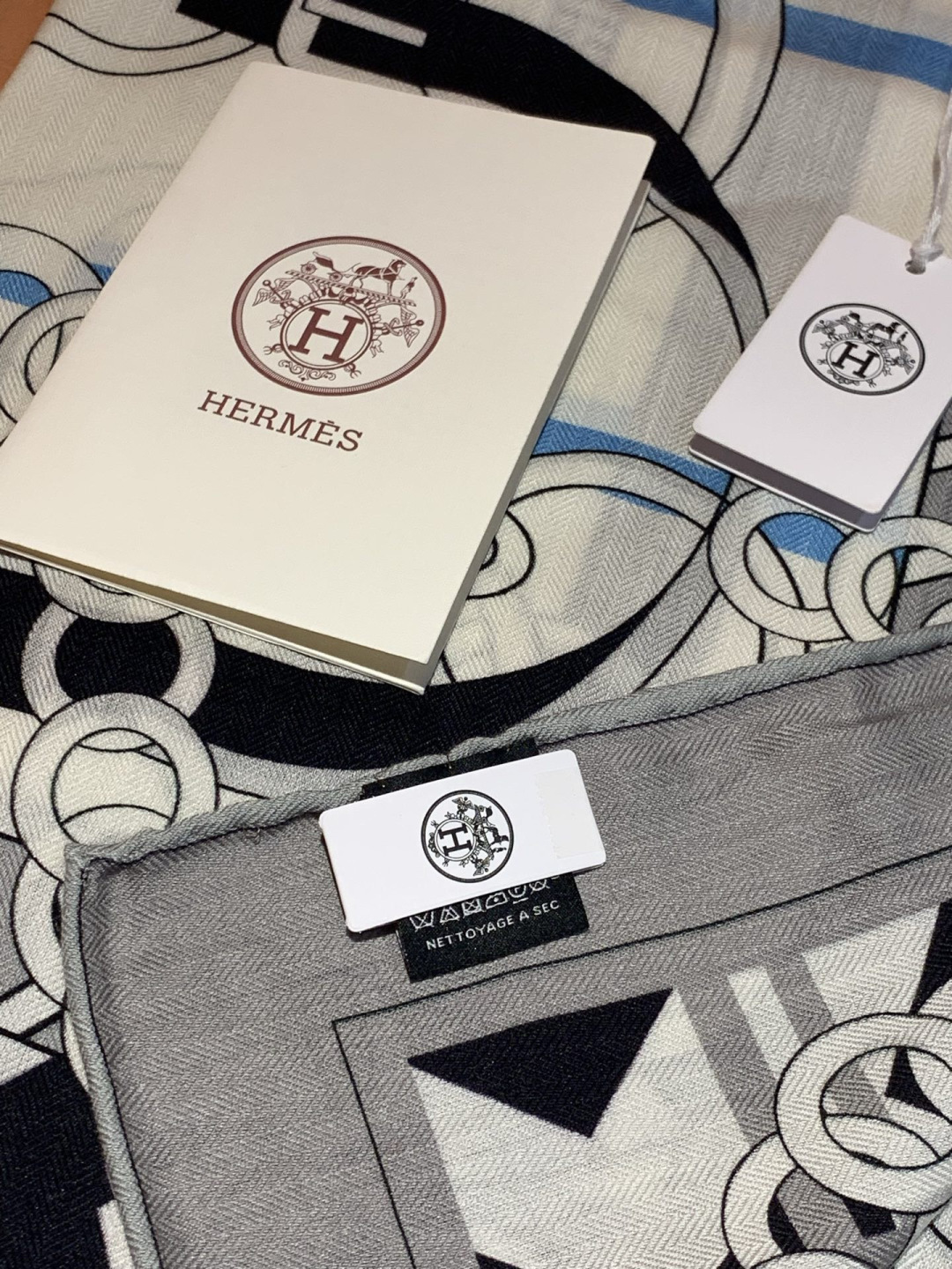 💟H家上新💞【双面同色丝绒方巾】手工卷边山羊绒和真丝混纺披肩（70%山羊绒，30%桑蚕丝）这款披肩采用经