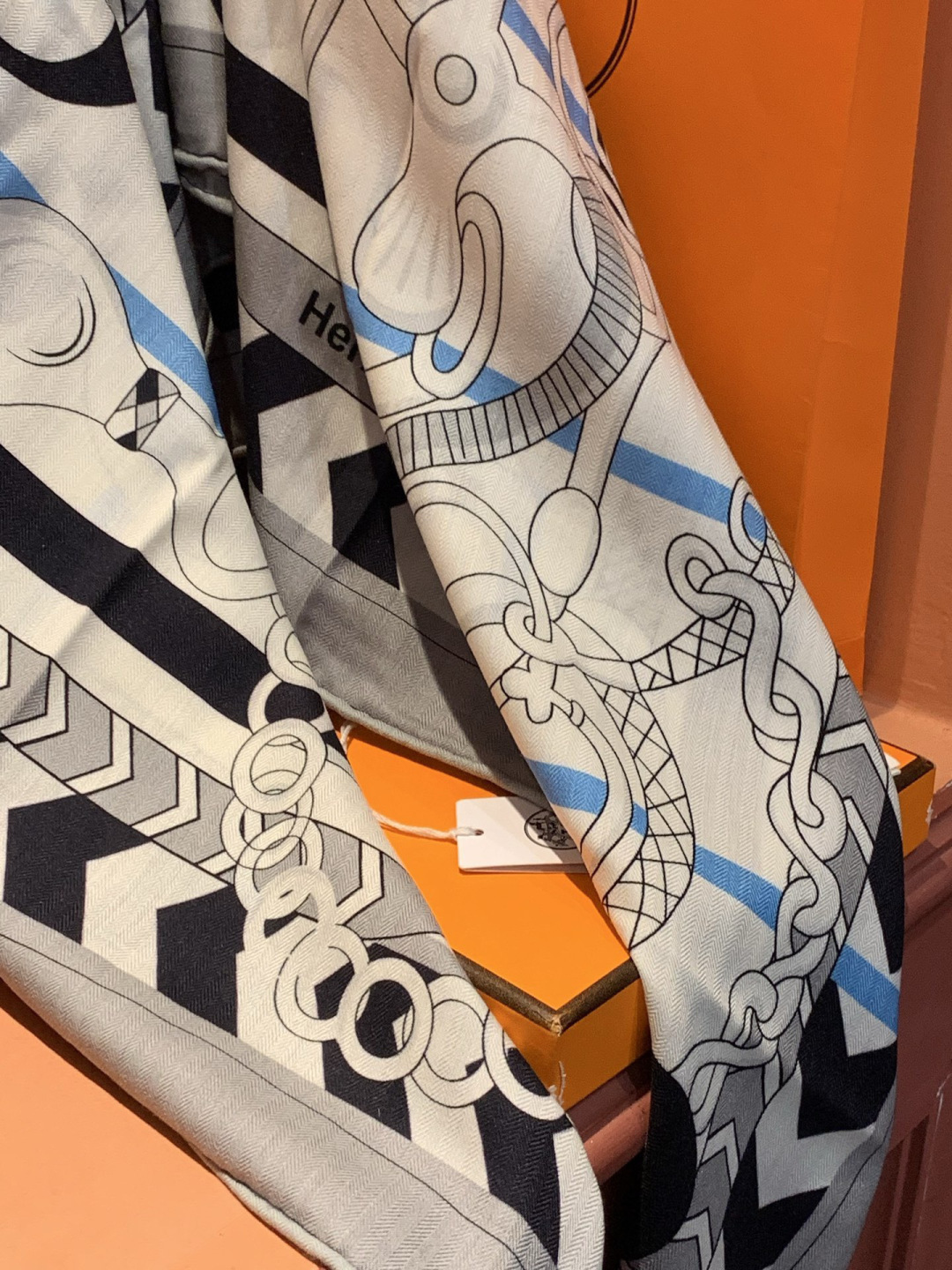 💟H家上新💞【双面同色丝绒方巾】手工卷边山羊绒和真丝混纺披肩（70%山羊绒，30%桑蚕丝）这款披肩采用经