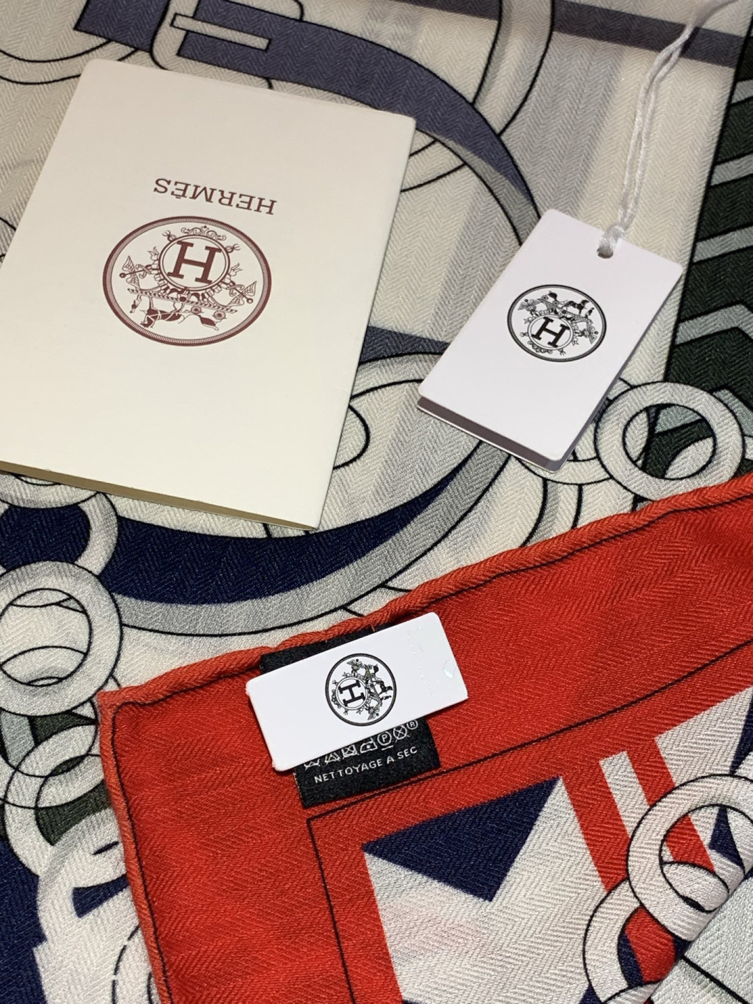 💟H家上新💞【双面同色丝绒方巾】手工卷边山羊绒和真丝混纺披肩（70%山羊绒，30%桑蚕丝）这款披肩采用经