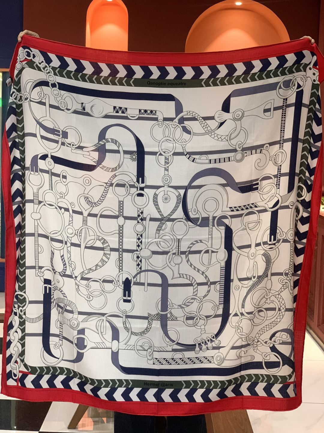 💟H家上新💞【双面同色丝绒方巾】手工卷边山羊绒和真丝混纺披肩（70%山羊绒，30%桑蚕丝）这款披肩采用经