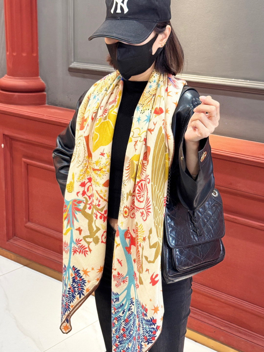 NO:728112,Everyone who bought the new cashmere style said it looks good. I recommend the Hermès double-sided cashmere square scarf of the same color [Mayan Forest double-sided same color 140]. It has top-notch craftsmanship and great value. The Hermès counter hot model has a three-dimensional presentation of patterns and textures. The real thing is of extremely high grade. Special craftsmanship. High-end research and development. Stunning. The special cutting-edge craftsmanship is loved by Bai Fumei. Whether it is quality, style or price, it makes them scream for big brand control. Super high cost performance.  Definitely worth buying, size 140cm*140cm, 70 cashmere silk high version scarf, high version scarf, hermes, real silk19860909羊绒新款买了都说好看推荐爱马仕双面同色羊绒方巾【玛雅森林双面同色140】,顶级工艺超值爱马仕专柜爆款立体呈现图案纹路实物档次极高特殊工艺高端研发惊艳问世特殊尖端工艺处理受到白富美的喜欢 无论是品质 款式 价格都令大牌控的她们尖叫 超高性价比 绝对值得入手尺寸140cm*140cm,70羊绒真丝高版本围巾,高版本围巾,hermes,real silk,scarf