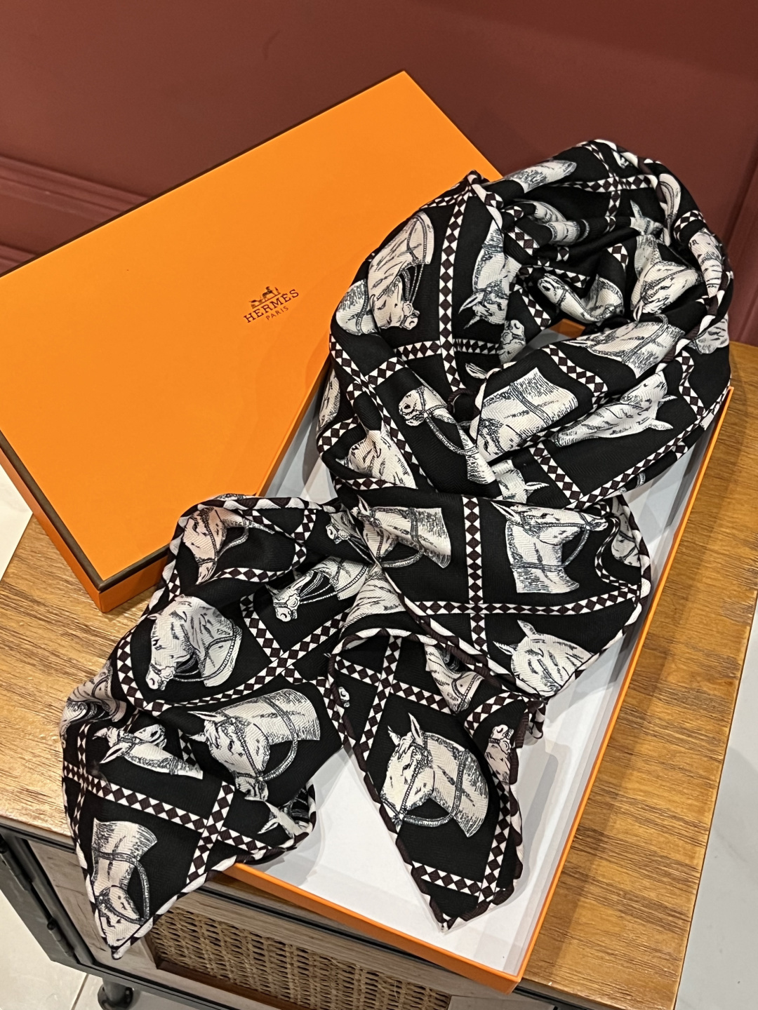 💟上新💞双面同色 采用经典爱马仕马头元素设计，手工卷边山羊绒和真丝混纺披肩（70%山羊绒，30%桑蚕丝）