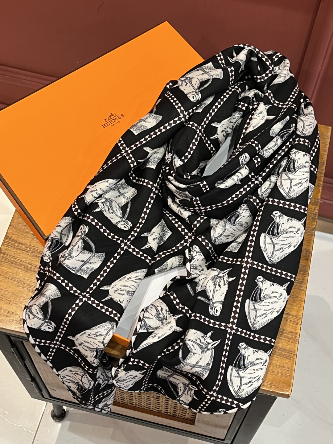 💟上新💞双面同色 采用经典爱马仕马头元素设计，手工卷边山羊绒和真丝混纺披肩（70%山羊绒，30%桑蚕丝）