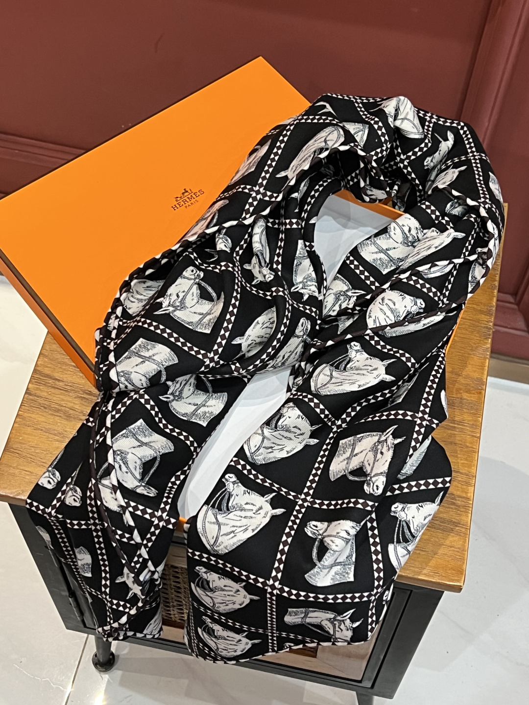 💟上新💞双面同色 采用经典爱马仕马头元素设计，手工卷边山羊绒和真丝混纺披肩（70%山羊绒，30%桑蚕丝）