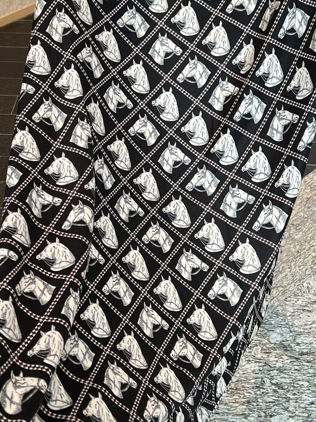 💟上新💞双面同色 采用经典爱马仕马头元素设计，手工卷边山羊绒和真丝混纺披肩（70%山羊绒，30%桑蚕丝）