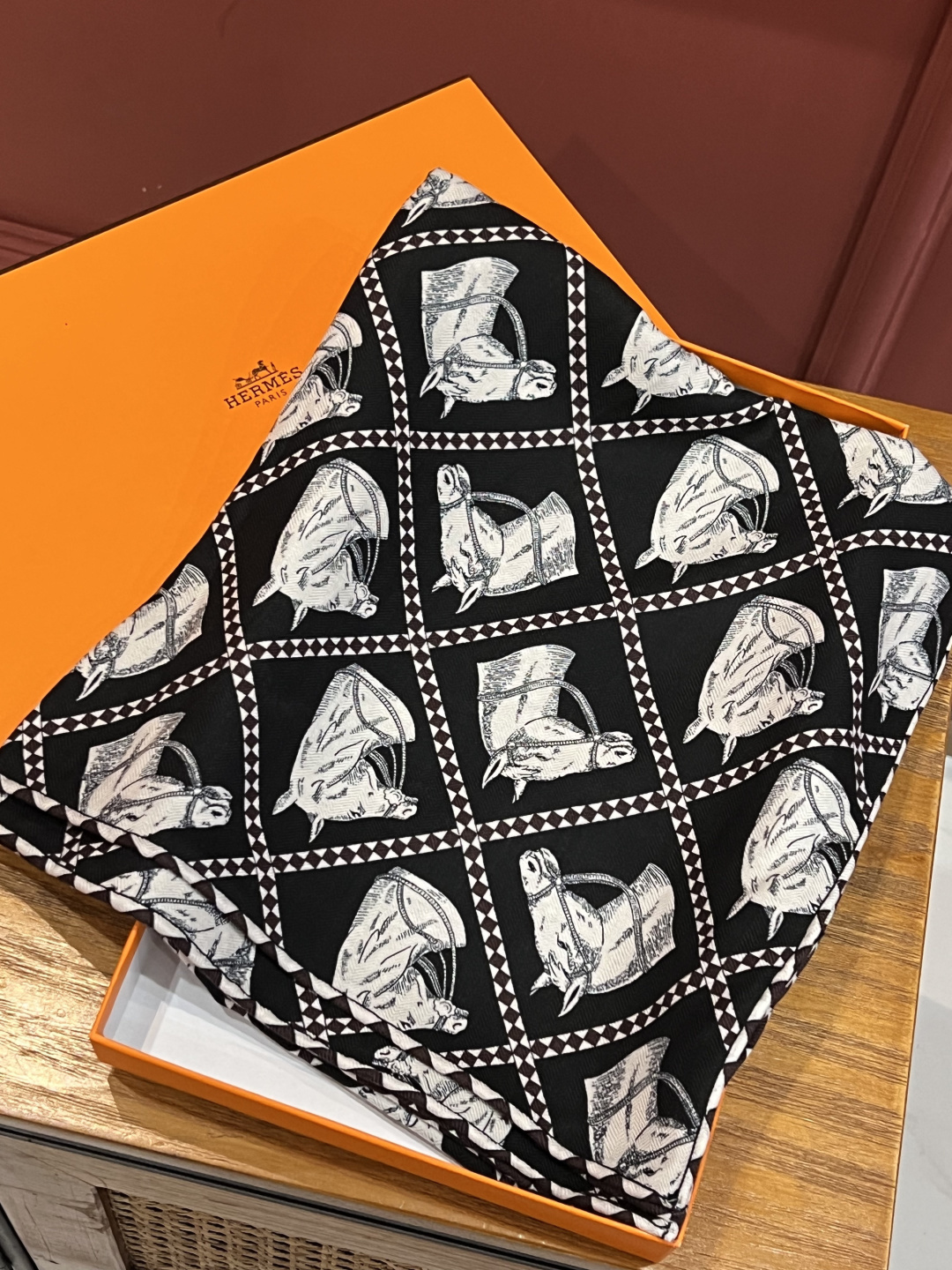 💟上新💞双面同色 采用经典爱马仕马头元素设计，手工卷边山羊绒和真丝混纺披肩（70%山羊绒，30%桑蚕丝）