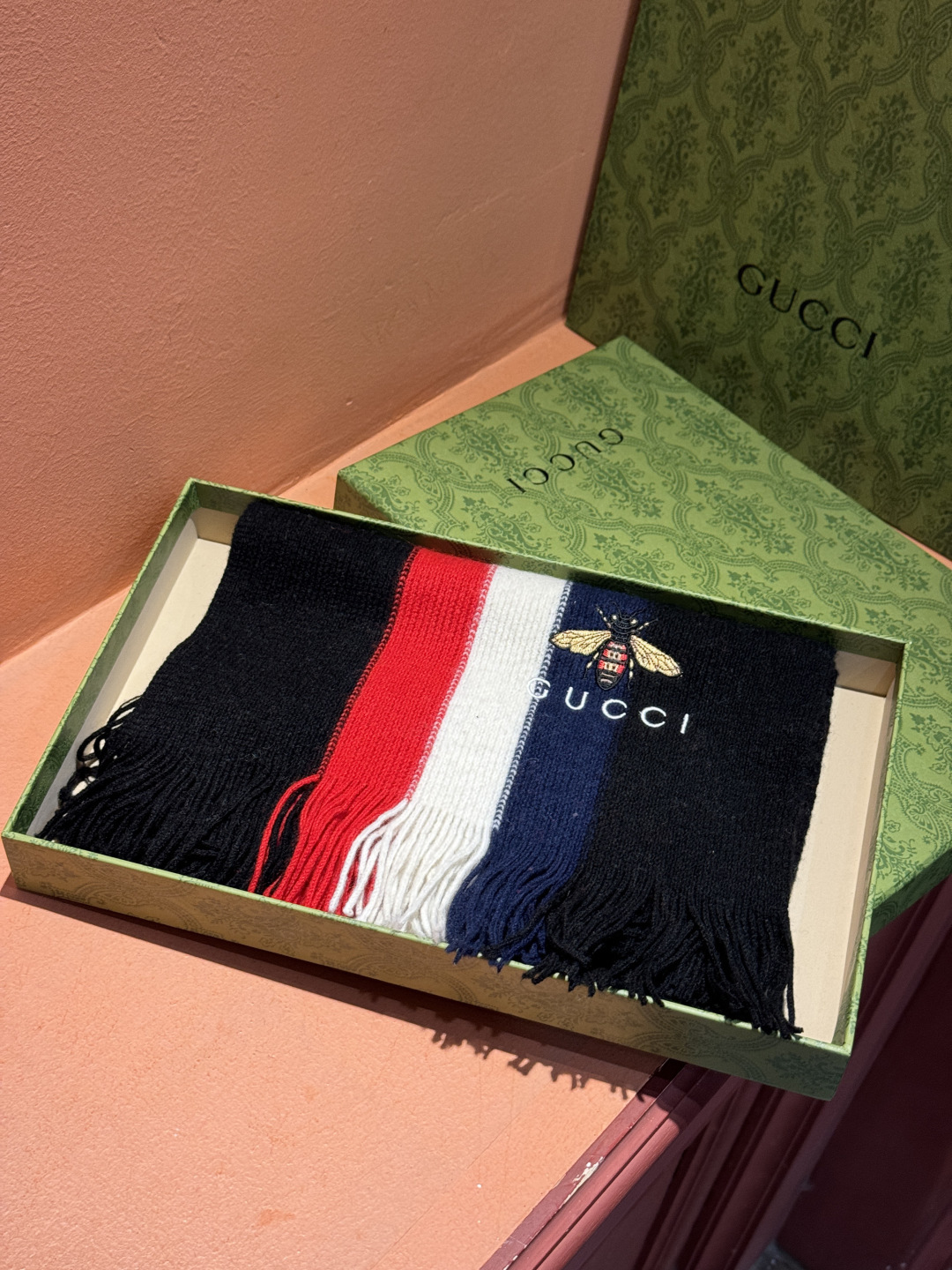 男女同款，百分百纯羊绒 Gucci 高端羊绒针织围巾！】可正式，可随意，非常Classical的设计。这