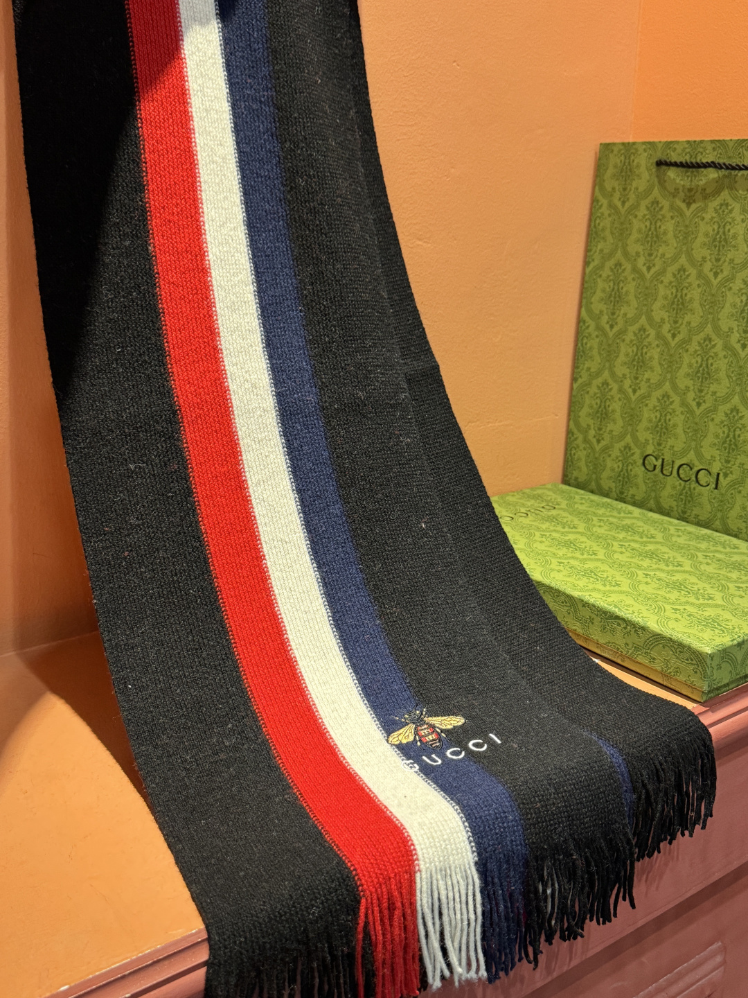 男女同款，百分百纯羊绒 Gucci 高端羊绒针织围巾！】可正式，可随意，非常Classical的设计。这