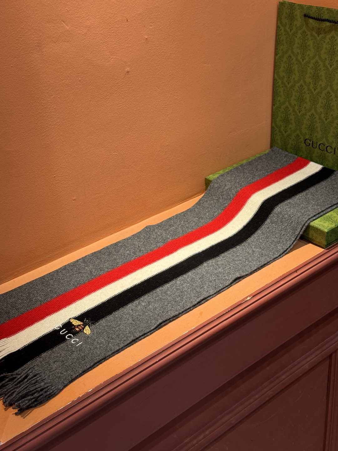 男女同款，百分百纯羊绒 Gucci 高端羊绒针织围巾！】可正式，可随意，非常Classical的设计。这