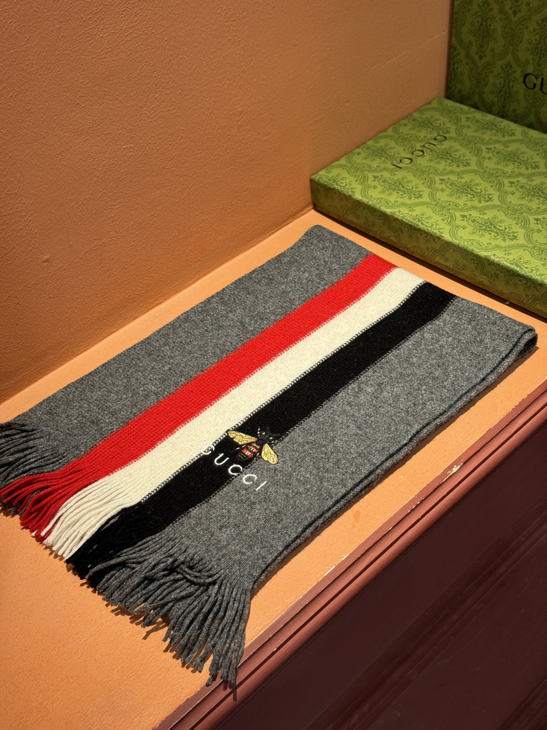 男女同款，百分百纯羊绒 Gucci 高端羊绒针织围巾！】可正式，可随意，非常Classical的设计。这