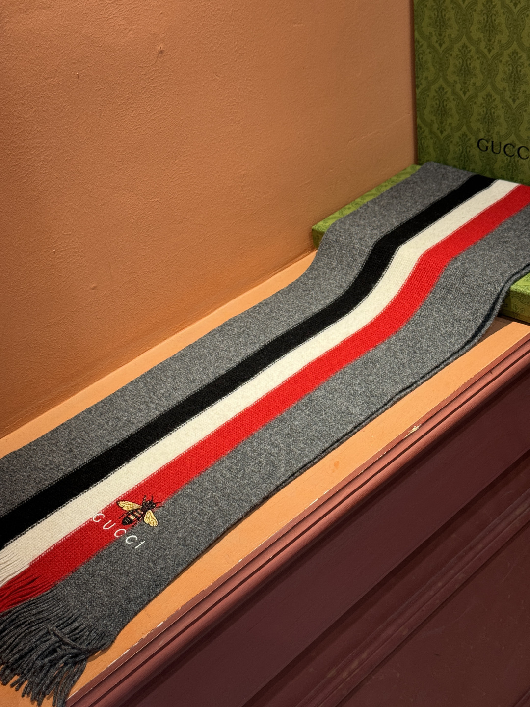 男女同款，百分百纯羊绒 Gucci 高端羊绒针织围巾！】可正式，可随意，非常Classical的设计。这